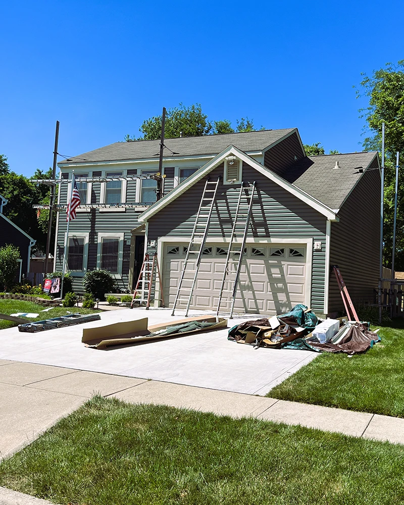 siding contractor in hilliard ohio installing vinyl siding
