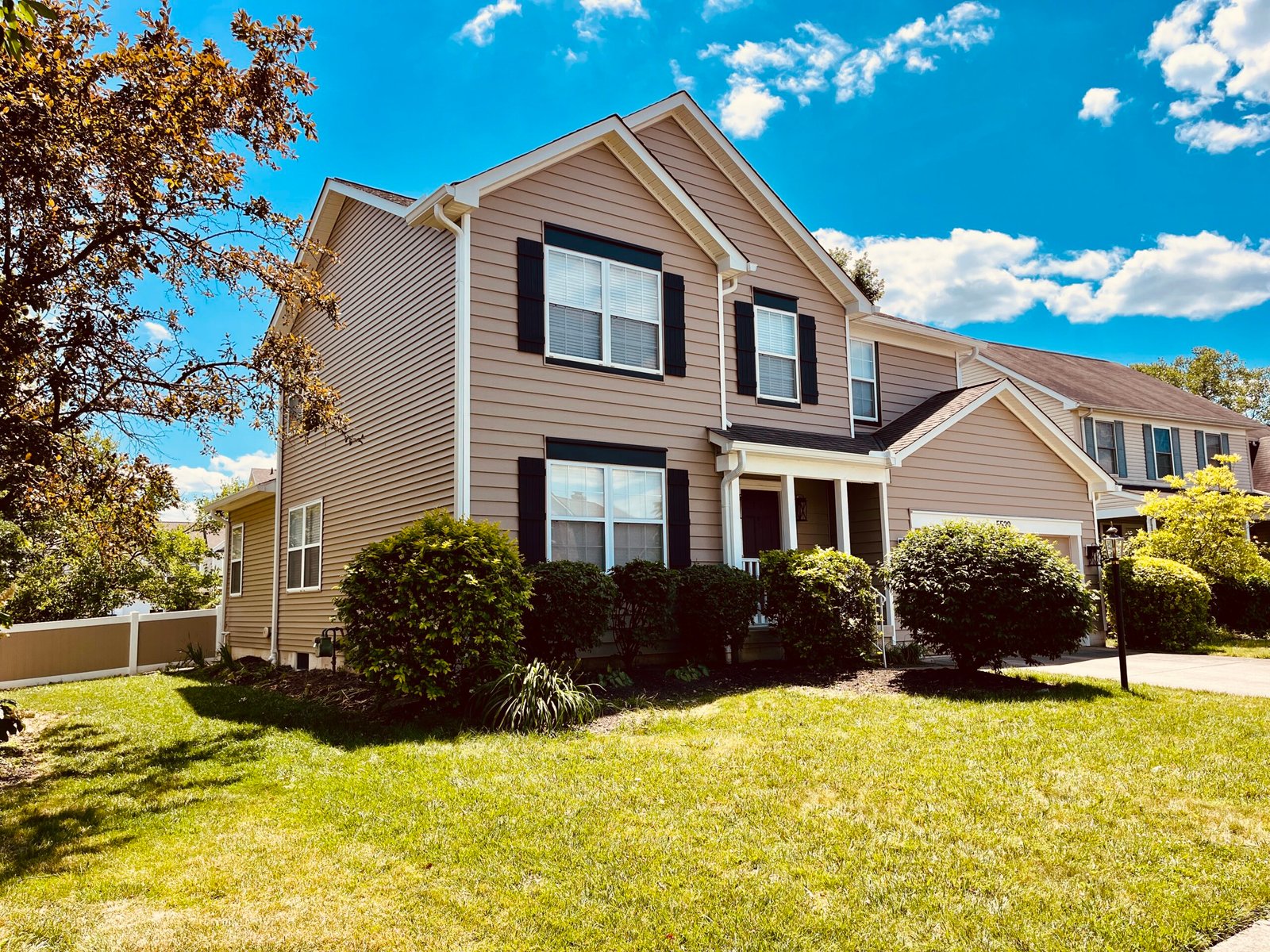 siding contractor in hilliard ohio installing vinyl siding

